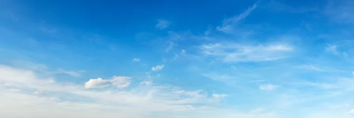 Keuken spatwand met foto panorama blauwe lucht met witte wolk achtergrond © lovelyday12