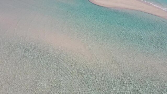 久米島のハテの浜でドローン撮影