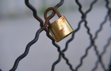 closed hanging locks