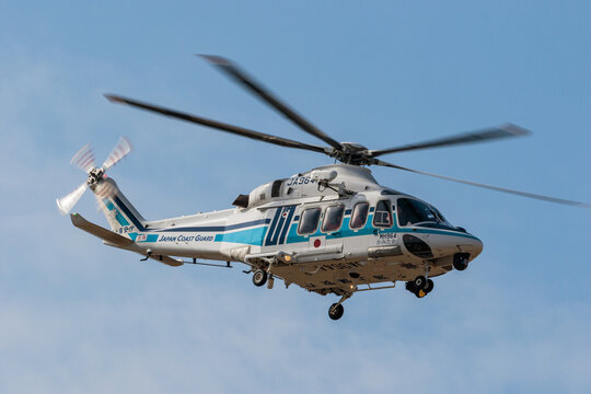 ホバリングしている海上保安庁のヘリコプター 2016年3月（小牧市・愛知）