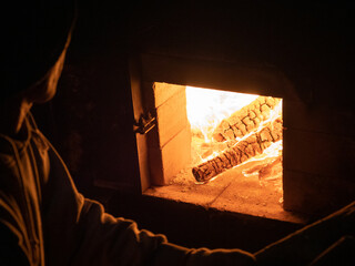 薪窯に薪をくべて勢いが増した炎