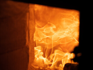 薪窯の熱い炎