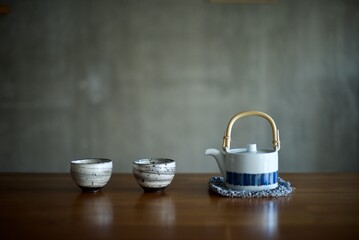 テーブルに並べた急須と湯呑み