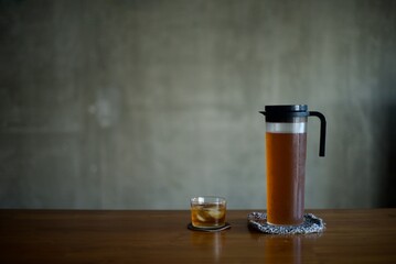 テーブルの上のポットと冷たいお茶
