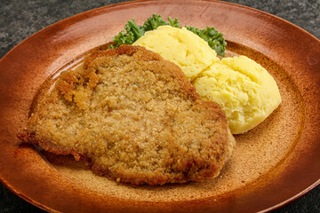Crispy chicken schnitzel with mashed potato