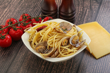 Pasta with vongole and tomato