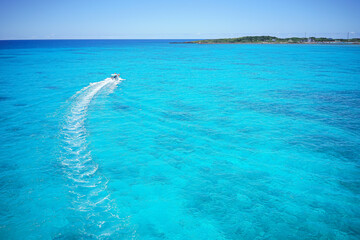沖縄県の離島宮古島の観光スポット 池間大橋からの青い海を見下ろす絶景