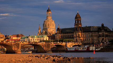 Obraz premium Dresden, Blick vom Koenigsufer auf Frauenkirche, Oberlandesgericht, Schloß, Blick vom Koenigsufer, Augustbruecke, Sachsen, Deutschland 