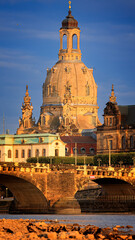 Fototapeta na wymiar Dresden, Frauenkirche, Augustbruecke, Blick vom Koenigsufer, Sachsen, Deutschland 