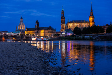 Fototapeta premium Dresden, Frauenkirche, Oberlandesgericht, Kathedrale Sanctissimae Trinitatis, Schloss, Hausmannsturm, Sachsen, Blick vom Koenigsufer, Deutschland 