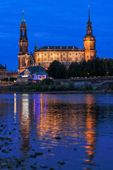 Obraz premium Dresden, Kathedrale Sanctissimae Trinitatis, Schloss, Hausmannsturm, Blick vom Koenigsufer, Sachsen, Deutschland 