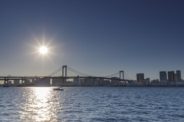豊洲ふ頭から見た日没の東京湾とレインボーブリッジ