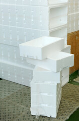 Kisten aus expandiertem Polystyrol oder weißem Kork zum Verpacken und Transportieren von Fisch und Meeresfrüchten. Styroporboxen