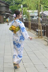 小江戸佐原の町並みでポーズをとる浴衣姿の若い女性