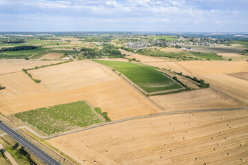 Photographie a&eacute;rienne de champs de culture agricole de bl&eacute; en France. 
