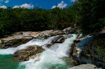 Fototapeta na wymiar Das Foto entstand an einem Gletscher-Fluss in Varzo, Italien in der nähe von den Schluchten von Uriezzo.