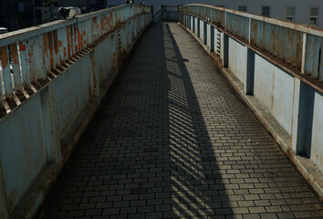 Fototapeta premium 錆びれた歩道橋