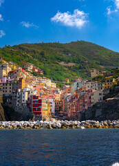 Fototapeta na wymiar Das Fischerdorf Riomaggiore im Cinque Terre von einem Boot aus