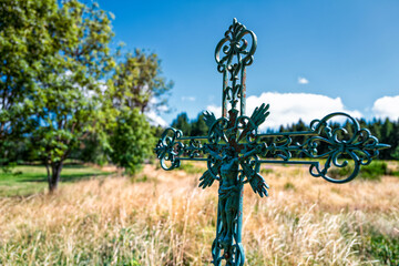 jésus sur la croix dans un paysage de campagne