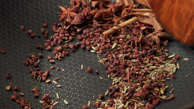 Chinese traditional seasoning five-spice powder and raw materials