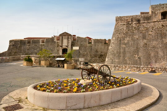 France, c&ocirc;te d'azur, Villefranche sur Mer, l'enceinte de la citadelle Saint Elme est class&eacute;e monument historique, cet ouvrage architectural militaire constitue un ensemble d&eacute;fensif pour le port. 