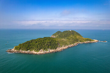 Fototapeta na wymiar Imagem aérea da Ilha da Moela, localizada na cidade do Guarujá. Navios a caminho do porto de Santos ao fundo. 