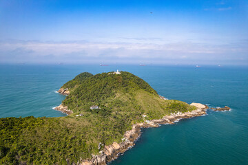 Fototapeta na wymiar Imagem aérea da Ilha da Moela, localizada na cidade do Guarujá. Navios a caminho do porto de Santos ao fundo. 