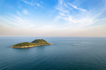 Fototapeta premium Imagem aérea da Ilha da Moela, localizada na cidade do Guarujá. Navios a caminho do porto de Santos ao fundo. 