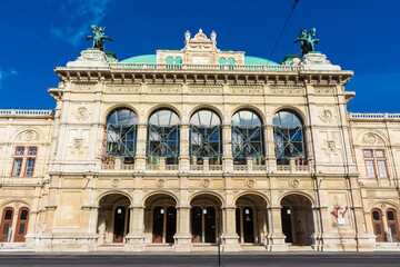Fototapeta na wymiar Facade of Vienna Opera House, Austria
