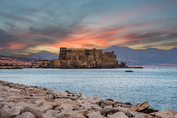 Sunrise over iconic Castel dell'Ovo and the Gulf of Naples, Italy - obrazy, fototapety, plakaty