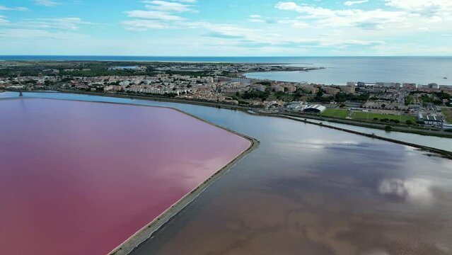 Aigues-Mortes, ville de camargue dans le sud de la France avec ses marais salants &agrave; proximit&eacute;