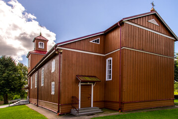 Built in the years 1924-26, a sacred complex consisting of a belfry and a wooden Catholic church dedicated to Our Lady of Częstochowa in the town of Žilina in Masuria in Poland. © Jacek Sakowicz