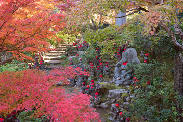大聖院の五百羅漢像と紅葉したもみじ　広島県・宮島　500 Rakun Statues and autumn foliage at Daisho-in Temple in Miyajima, Hiroshima, Japan