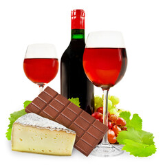 Histaminreiche Lebensmittel mit Rotwein, Käse und Schokolade auf weissem Hintergrund