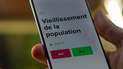 Un investisseur analyse un fonds etf vieillissement de la population sur un graphique. Un...