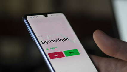 Un investisseur analyse un fonds etf dynamique sur un graphique. Un téléphone affiche le cours de l'ETF Dynamique