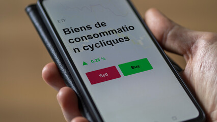 Un investisseur analyse un fonds etf biens de consommation cycliques sur un graphique. Un...