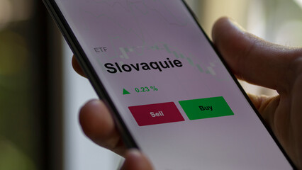Un investisseur analyse un fonds etf slovaquie sur un graphique. Un téléphone affiche le cours de l'ETF. Texte en français francais Slovaquie