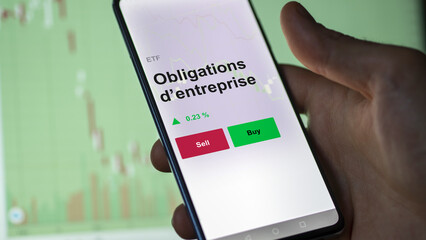 Un investisseur analyse un fonds etf obligations d’entreprise sur un graphique. Un téléphone...