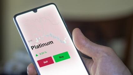 Un investisseur analyse un fonds etf platinum sur un graphique. Un téléphone affiche le cours de l'ETF. Texte en français francais Platinum
