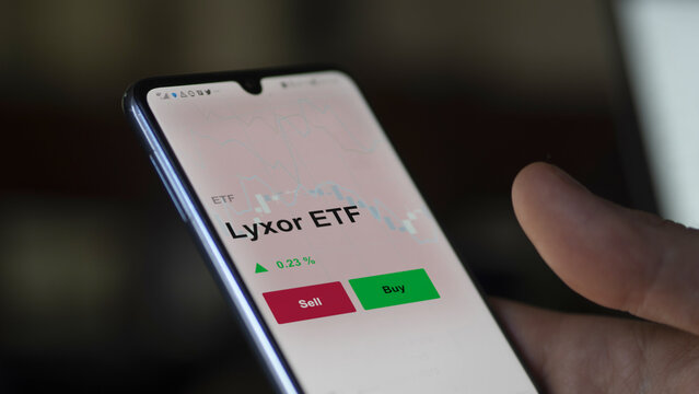 Le 30 juillet 2022 donn&eacute;es fonds etf lyxor etf sur un graphique. Un t&eacute;l&eacute;phone affiche le cours d'un l'ETF Lyxor ETF