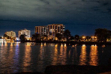 Obraz premium centennial beach barrie at night time building lights boat yard all in view 