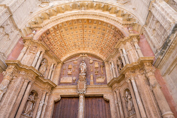 Fototapeta na wymiar Wejście do katedry La Seu, rzymskokatolicka świątynia w stolicy Majorki, detale. 