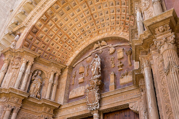 Wejście do katedry La Seu, rzymskokatolicka świątynia w stolicy Majorki, detale. 
