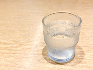 コップ一杯の水