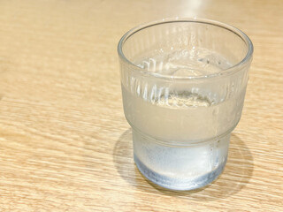 コップ一杯の水