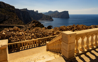 Krajobraz górski, widok na zdobione kamienne barierki przy latarni Cap de Formentor, w tle górskie wybrzeże, Majorka, Hiszpania. - obrazy, fototapety, plakaty