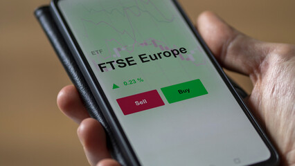 Un investisseur analyse un fonds etf ftse europe sur un graphique. Un téléphone affiche le cours de l'ETF. Texte en français francais FTSE Europe