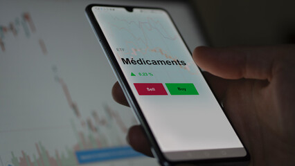 Un investisseur analyse un fonds etf médicaments sur un graphique. Un téléphone affiche le cours de l'ETF. Texte en français francais Médicaments