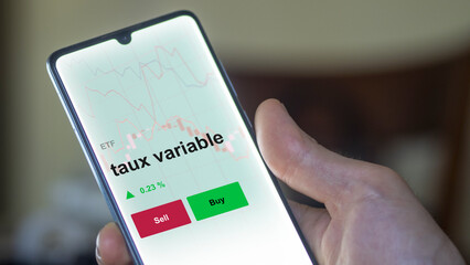 Un investisseur analyse un fonds etf taux variable sur un graphique. Un téléphone affiche le cours de l'ETF. Texte en français francais taux variable